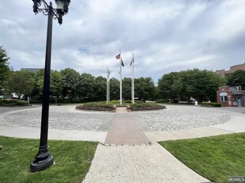 202 Nelson Ct, Edgewater NJ  07020-1631 exterior