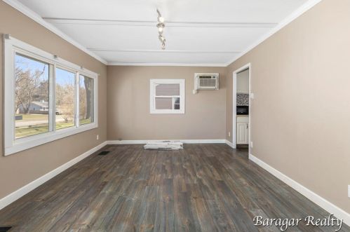 1340 Hollywood St, Grand Rapids MI 49505-3842 exterior