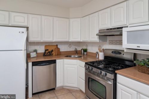 1320 Meadowvale Rd, Glen Burnie MD 21060-7017 exterior