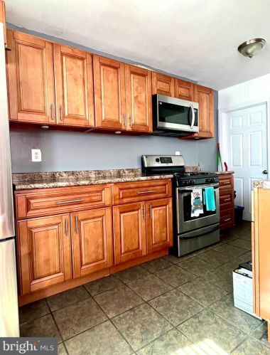 6339 Elmhurst St, Philadelphia PA 19111-5804 exterior