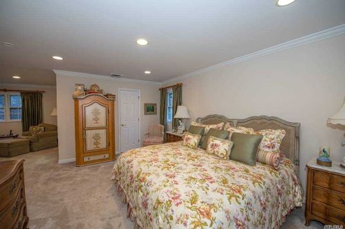 7 Ryder Ct, Huntington Station NY 11746-6142 exterior