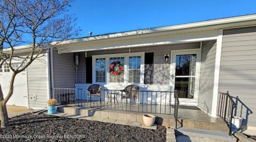 916 Clubhouse Dr, Lacey, NJ 08731-5528