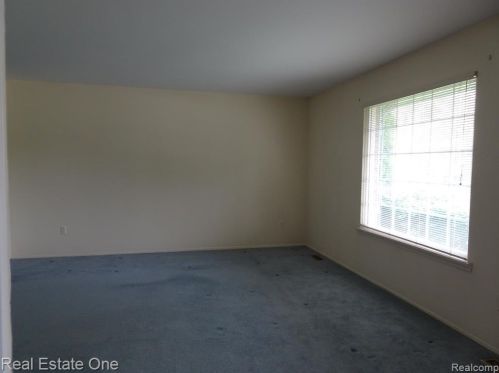 901 Downhill Ln, Rochester, MI 48307-3346