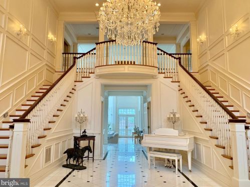 1289 Ballantrae Farm Dr, Mc Lean VA 22101-3027 exterior