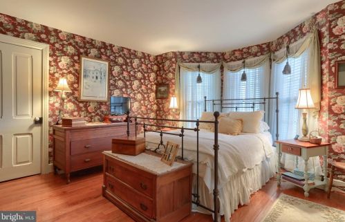 273 Main St, Hummelstown PA 17036-1721 exterior