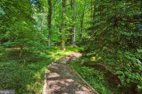 8430 Brk Rd, Mc Lean VA 22102-1703 exterior