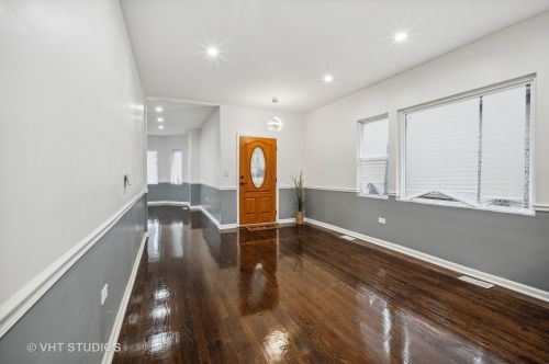 8232 Luella Ave, Chicago IL 60617-1842 exterior