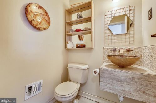 1904 Dundee Rd, Rockville MD 20850-3135 exterior