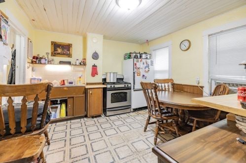 8 Maple St, Chicopee MA 01020-2626 exterior