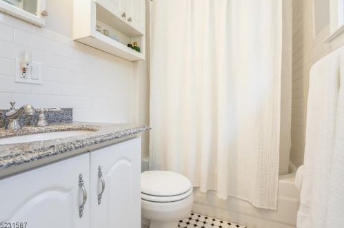 3 Hillside Dr, Clinton NJ 08809-1244 exterior