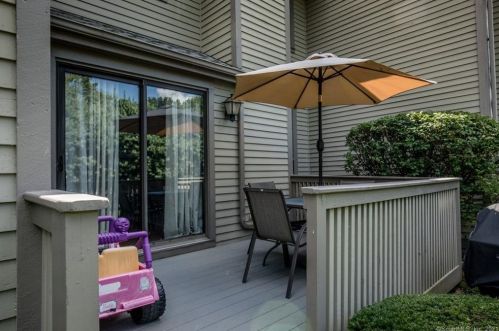 247 Metacomet Dr, Meriden CT 06450-3580 exterior