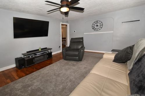 5 Sword Ave, Enfield CT 06082-1819 exterior