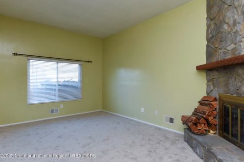 323 Middlewood Rd, Middletown, NJ 07748-1317