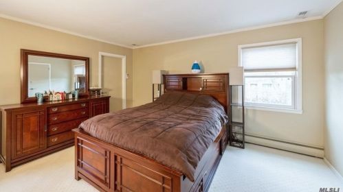 840 Fanwood Ave, Valley Stream NY 11581-3102 exterior