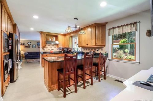 1 Cullens Hl Rd, Derby CT exterior