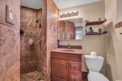 884 Spartan Dr, Sandy UT 84094-1811 exterior