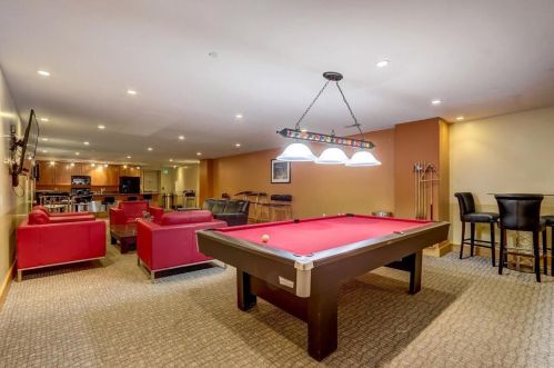 1550 Royall Pl, Milwaukee WI 53202-1808 exterior