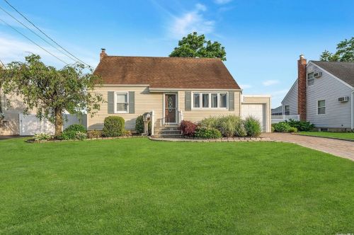 432 18th St, Babylon, NY 11704-2204