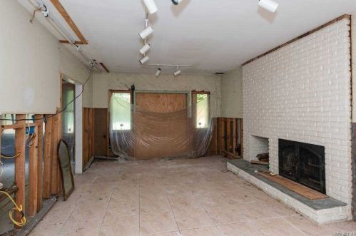 19 Tree Hollow Ln, Huntington Station NY  11746-6315 exterior