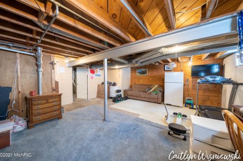 941 Northlawn St, Grand Rapids MI 49505-3717 exterior