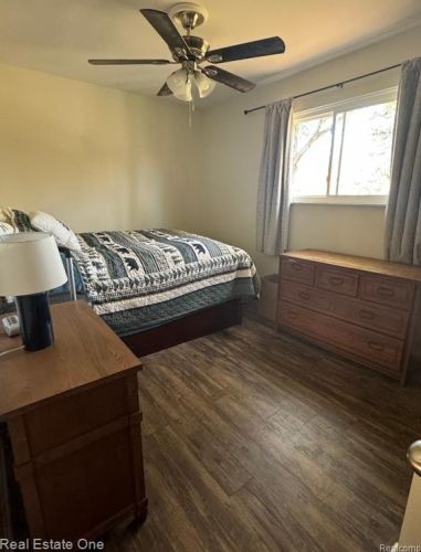 2853 Emmons Ave, Rochester MI 48307-4725 exterior