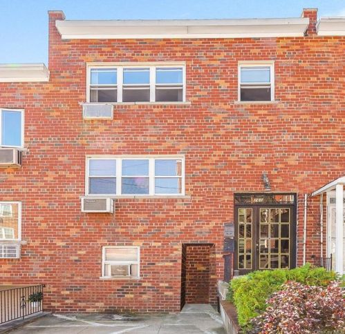 260 238th St, Bronx, NY 10463-2343