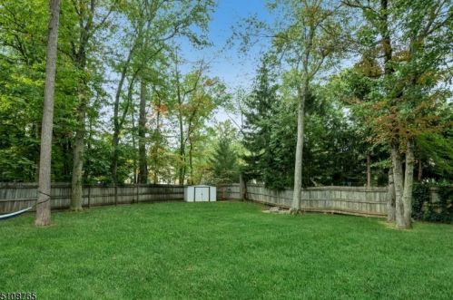 162 Bee Mdw Pkwy, Whippany NJ exterior