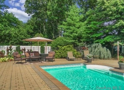 8 White Spruce Cir, Commack NY 11725-4323 exterior