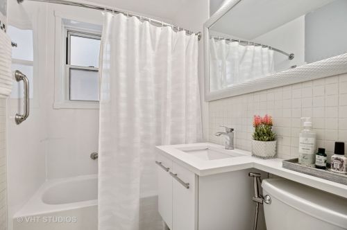 500 Roscoe St, Chicago IL  60657-3523 exterior