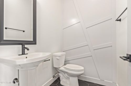 4239 42nd St, Phoenix AZ  85018-4207 exterior