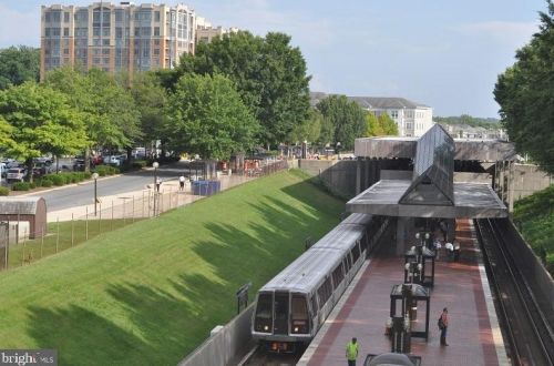 10201 Grosvenor Pl, Rockville MD  20852-4600 exterior