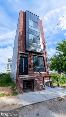 2019 Bodine St, Philadelphia PA  19122-1503 exterior