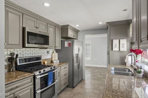 1950 Sutter Pl, Oxnard CA  93033-5633 exterior