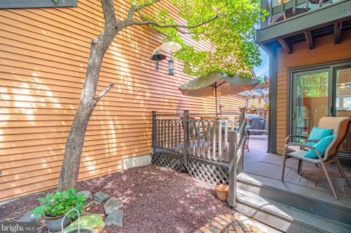 9 Riverbend Dr, New Brunswick NJ 08902-1100 exterior