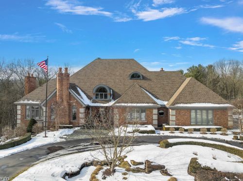 1494 Highpoint Dr, Rochester, MI 48306-1630