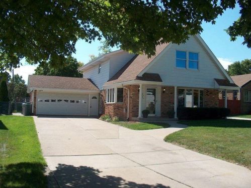 8035 Howard Ave, Milwaukee, WI 53220-1613