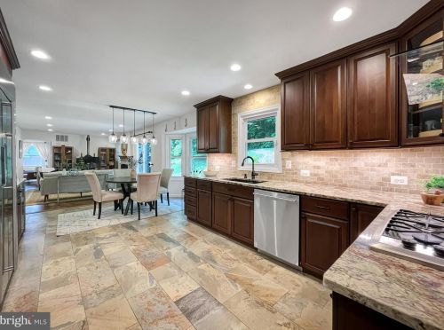 733 Rdg Dr, Mc Lean VA 22101-1620 exterior