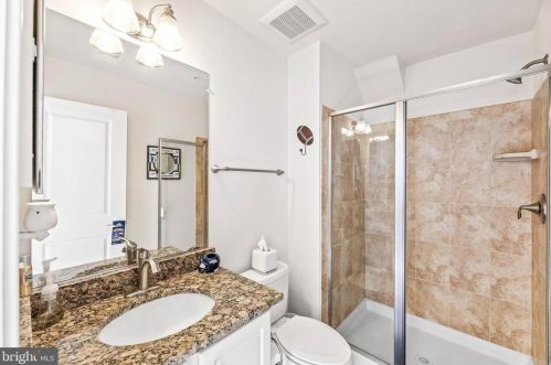 725 Custis Ave, Alexandria VA 22301-1422 exterior