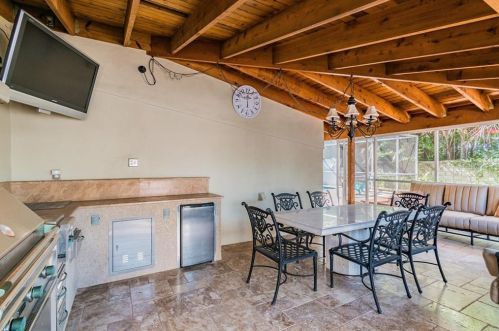 456 Davis Blvd, Tampa FL 33606-3818 exterior