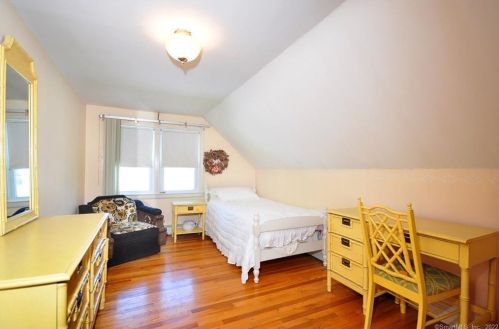 132 Walker St, Manchester CT 06040-4329 exterior