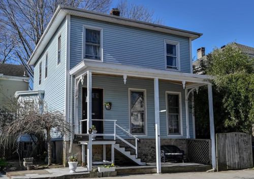 22 Bayview Ave, Middletown, RI 02840-2108