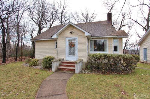 92 Coleman St, Edison, NJ 08817-5121