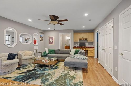 308 1st St, Fenton MI  48430-2703 exterior