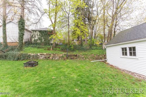 854 Hollywood St, Grand Rapids MI 49505-3880 exterior