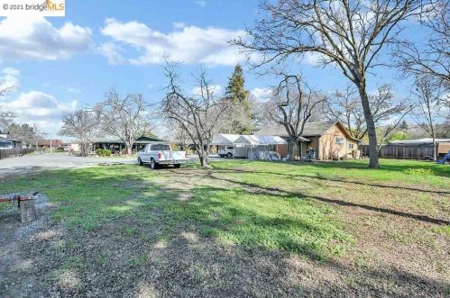 2884 Ln Dr, Concord CA 94518-2106 exterior