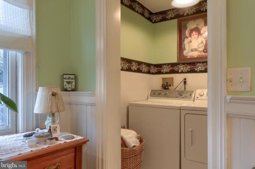 273 Main St, Hummelstown PA 17036-1721 exterior