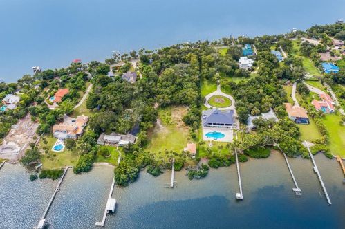 10060 Tropical Trl, Merritt Island FL 32953-6060 exterior