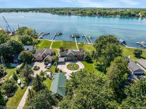 2703 Pointe Tremble Rd, Algonac MI 48001-4255 exterior