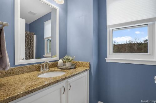 823 Cyn Crk Dr, Holly MI 48442-1560 exterior