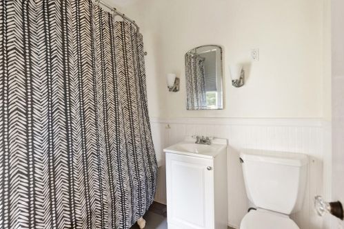 8 Gifford Ct, Salem MA 01970-2211 exterior